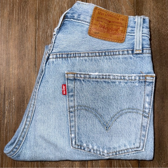 Vintage 501 Levi’s high waisted straight tapered leg button fly mom jean 23 crop